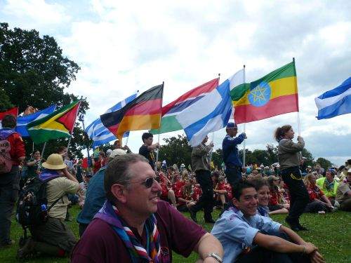 Pfadfinder unter internationalen Flaggen