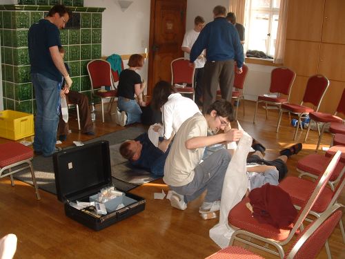 Erste Hilfe bung im Herrschaftszimmer
