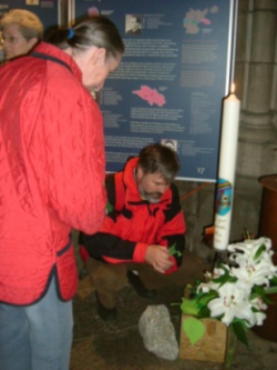 Teilnehmer vor der Statue Marcel Callos