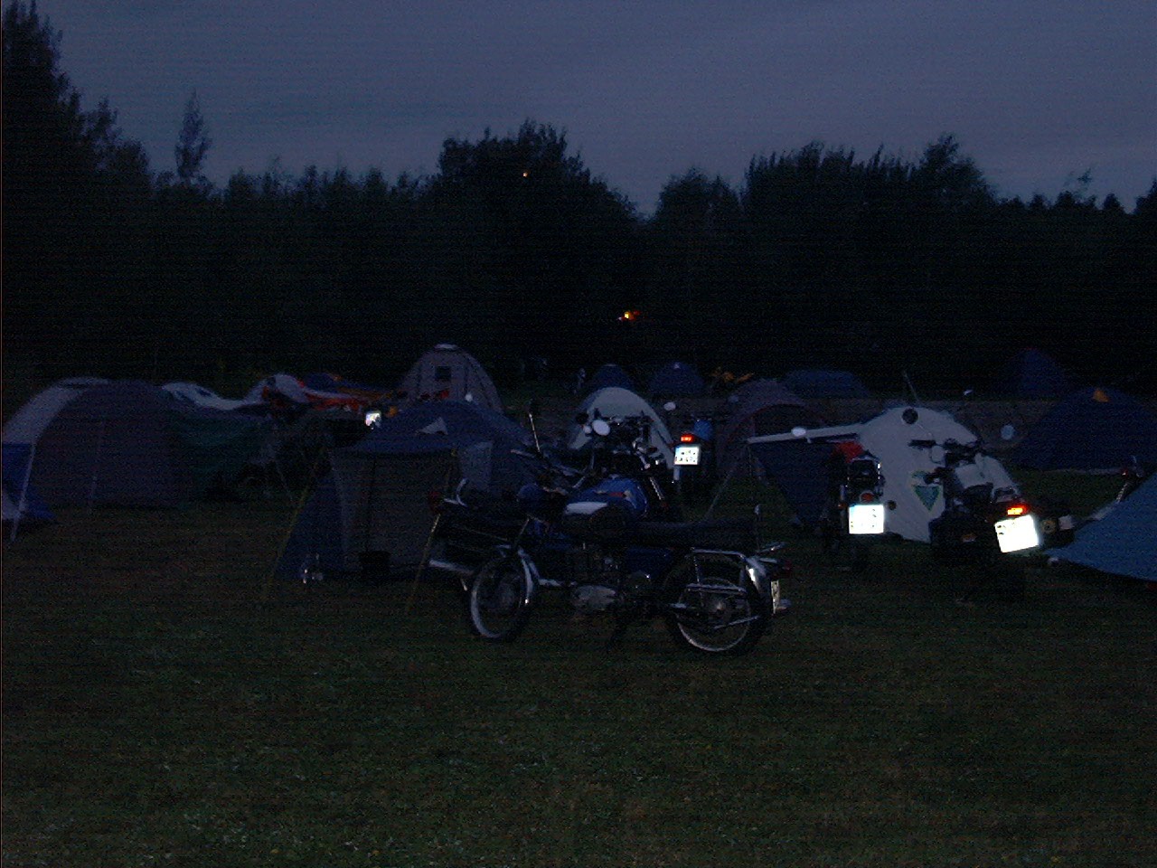 Morgengrauen auf dem Zeltplatz