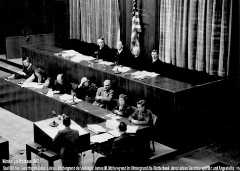  Foto: Richterbank. Am Pult Ankl&auml;ger James M. McHaney 